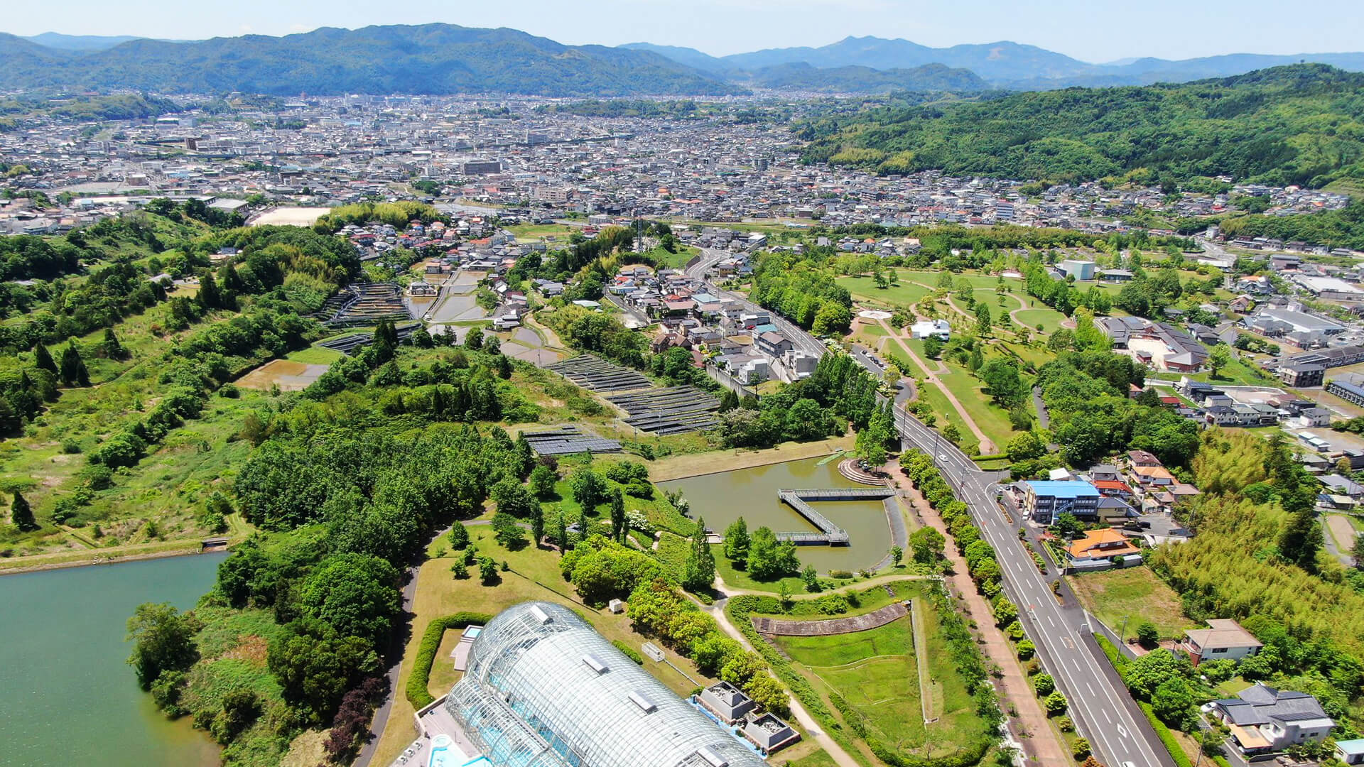 テラス空間のイメージ写真。グリーンヒルズ津山の様子です。