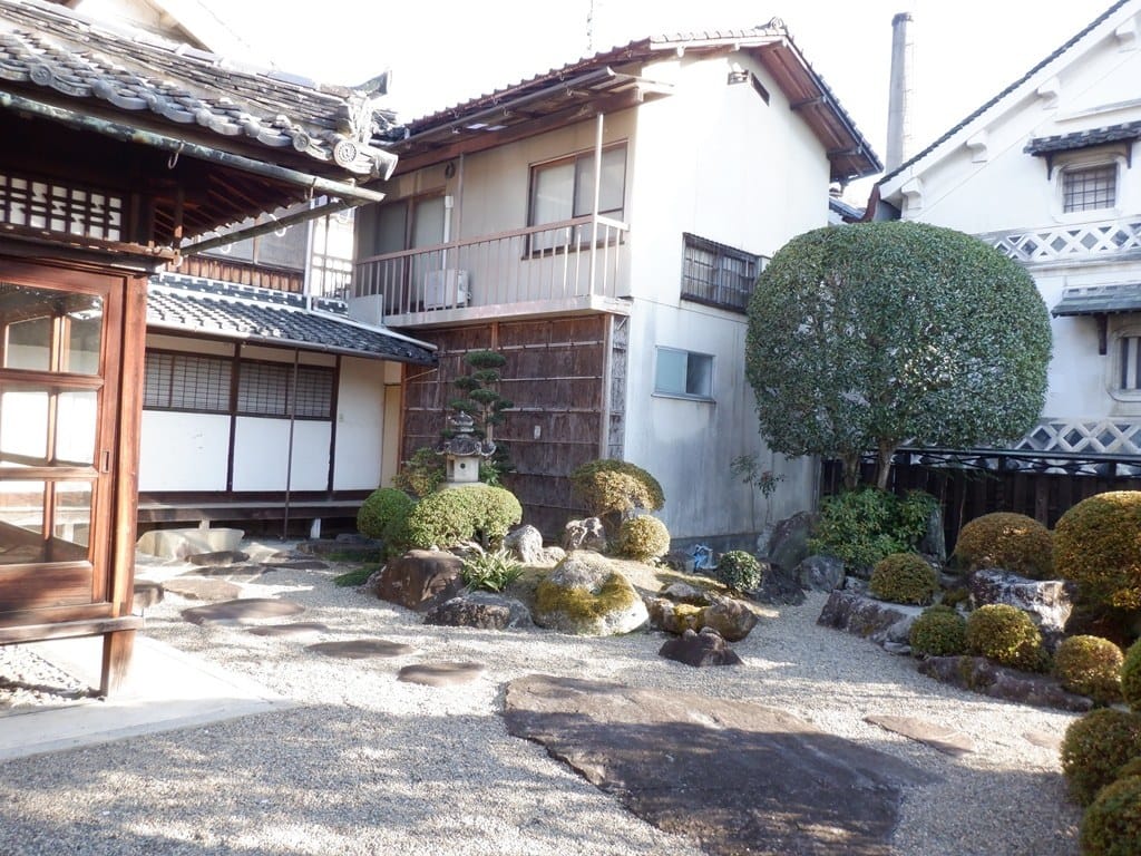 新棟（中央2階建ての建物）